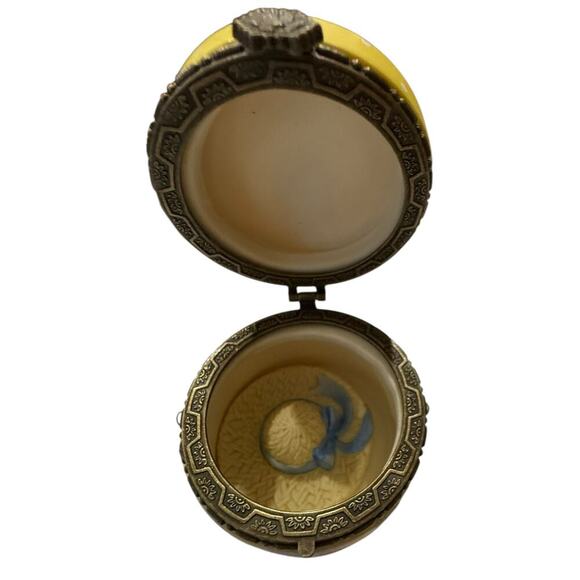 Vintage Trinket Box Hat Box with Sun Hat Inside Lilac on Top Embossed - Picture 2 of 6